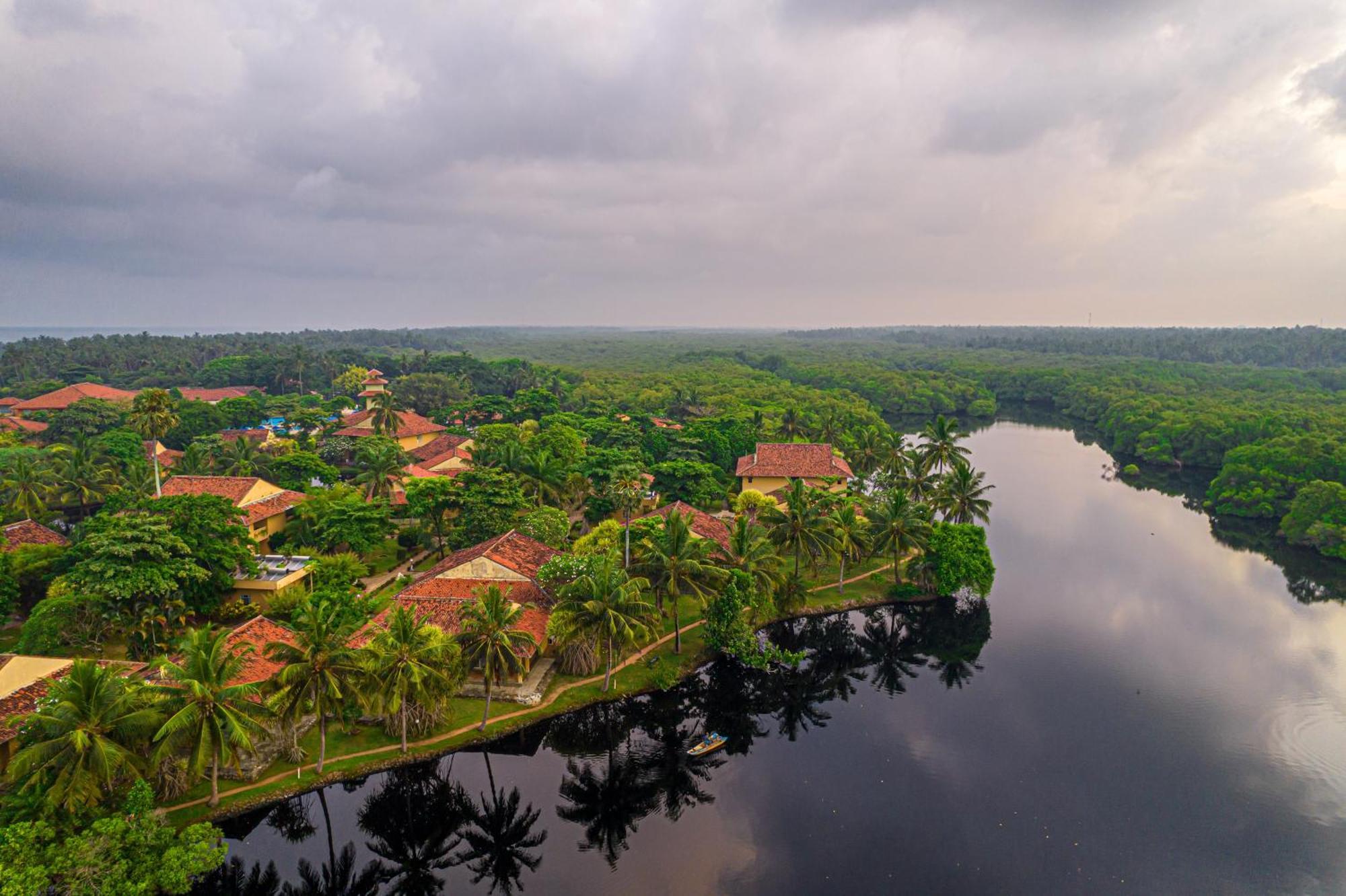 Club Palm Bay Hotell Marawila Exteriör bild