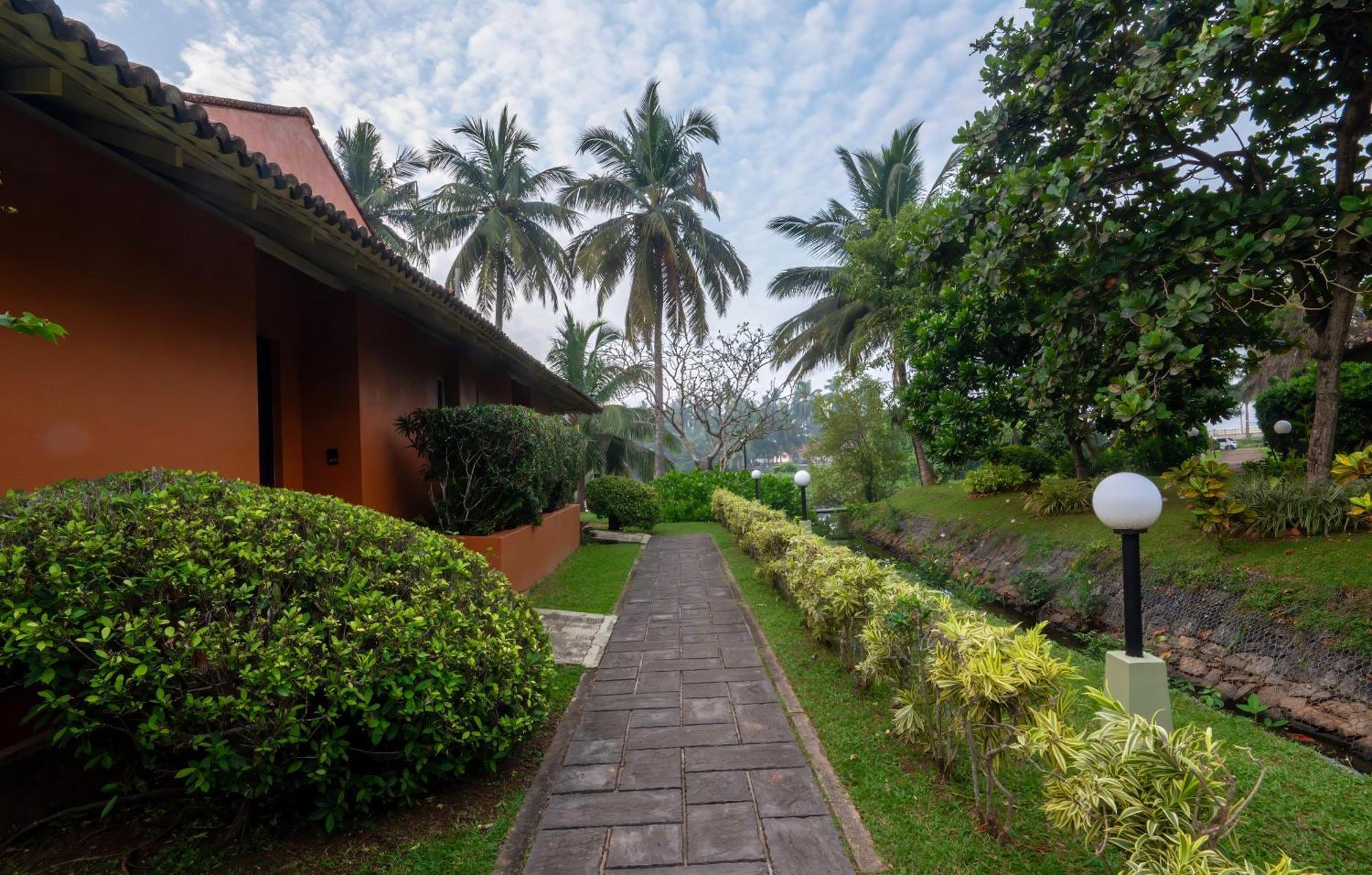 Club Palm Bay Hotell Marawila Exteriör bild